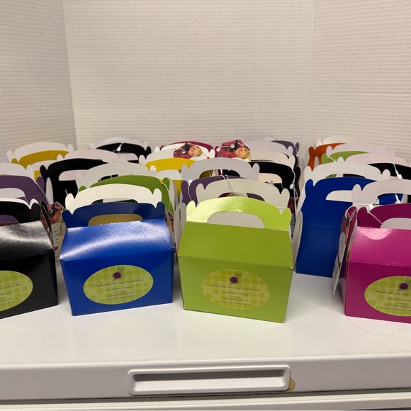 Handmade Crochet Flower Pins New comes with gift box - Picture 10 of 11